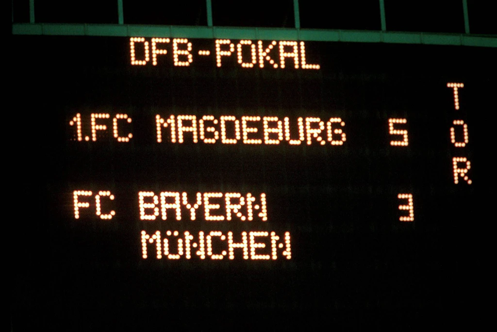 Die Anzeigetafel hält die Sensation des 1. FC Magdeburg gegen den FC Bayern München im November 2000 in Zahlen fest.
