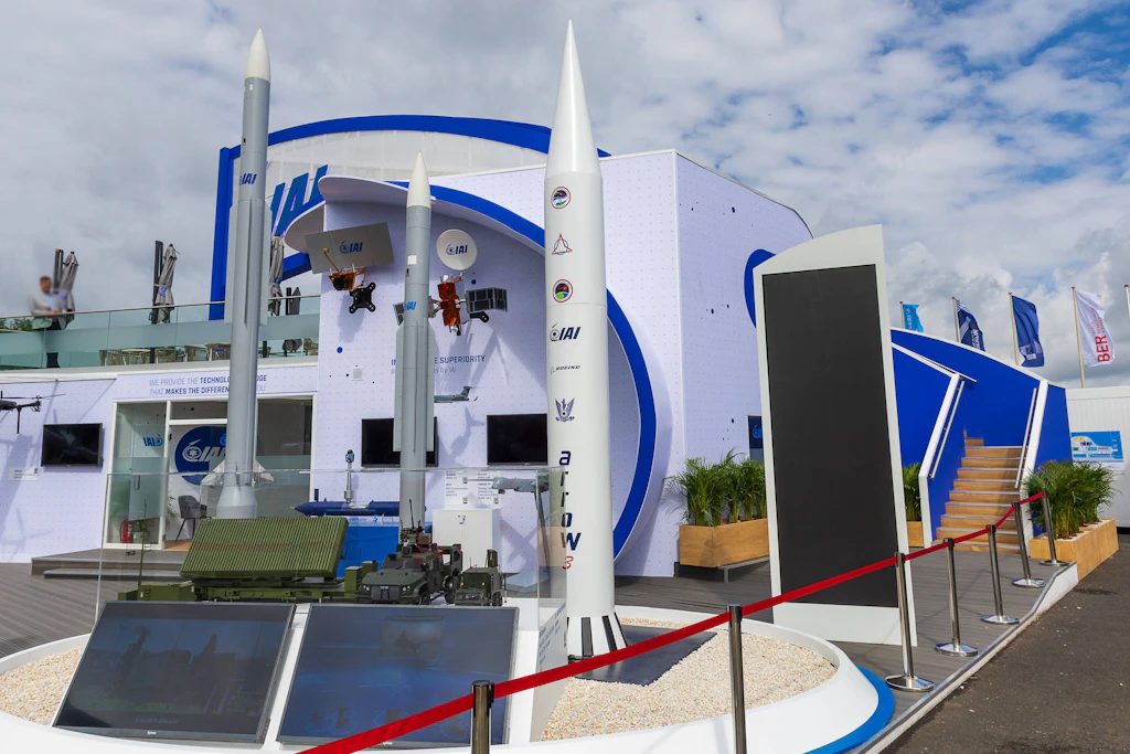 Publikumstag auf ILA Berlin 2026: Der Messestand von Israel Aerospace Industries (IAI) zeigt ein Modell der Abfangrakete Arrow 3, entwickelt von IAI und Boeing.