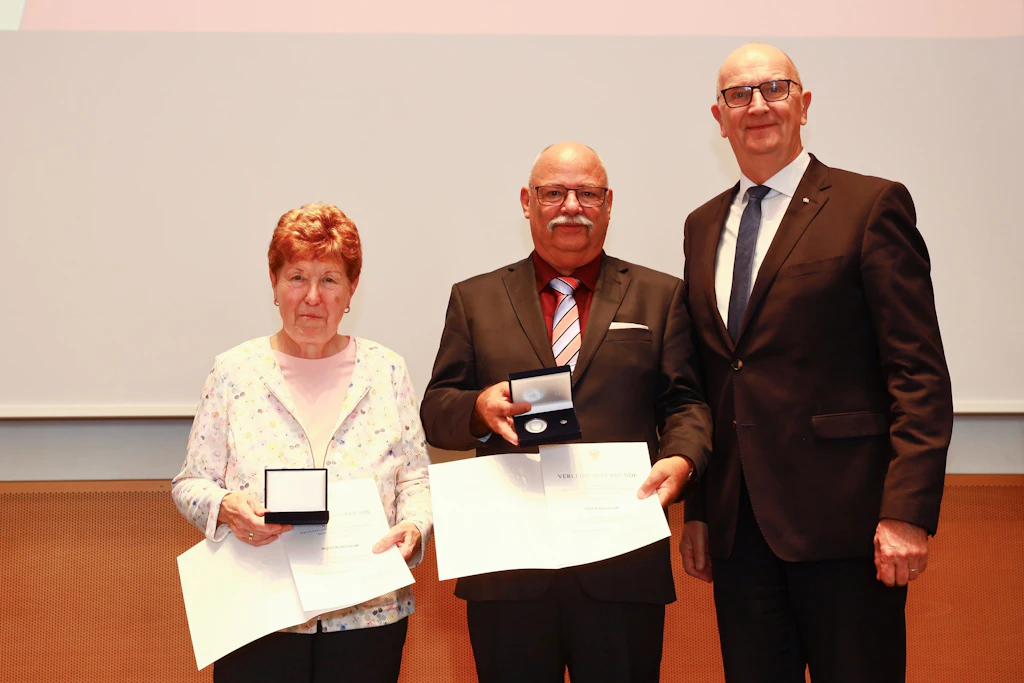 Verdienstmedaille für das Ehepaar Waterstradt: Ingrid und Olaf Waterstradt erhalten in Potsdam die Landesehrung von Ministerpräsident Dietmar Woidke.
