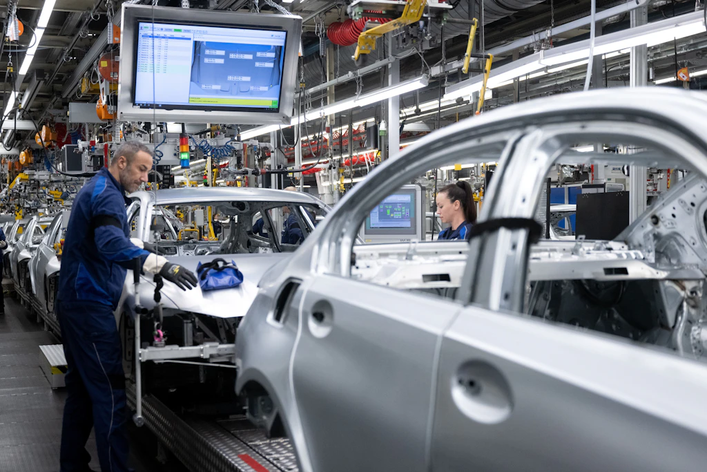 Beschäftigte in der Autoproduktion: Hohe Abfindungen sollen Kosten senken – doch der Stellenabbau kann neue Ausgaben verursachen.
