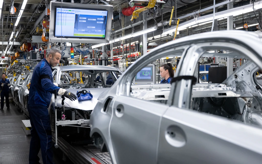 650.000 Euro Abfindung: Experten nehmen Sparkurs von BMW und Mercedes auseinander