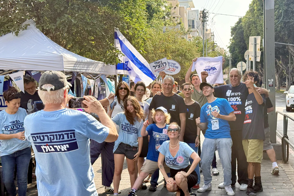 Bis zur letzten Minute wird vor den Wahllokalen in Tel Aviv geworben, hier von Anhängern verschiedener Parteien.
