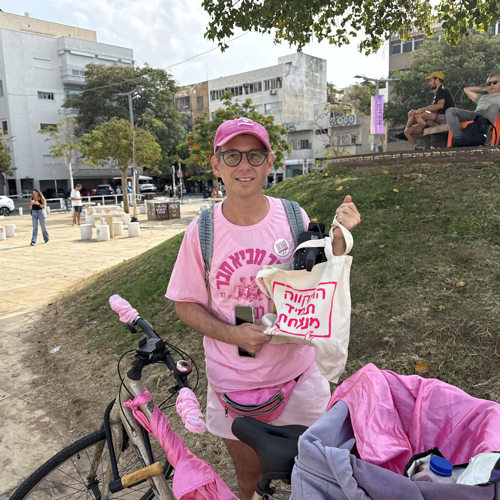 Aktivist Omer Shemer ruft auf dem Habima-Platz in Tel Aviv zur Stimmabgabe auf. Die Pink Front entstand bei den Protesten gegen den Umbau der Justiz.