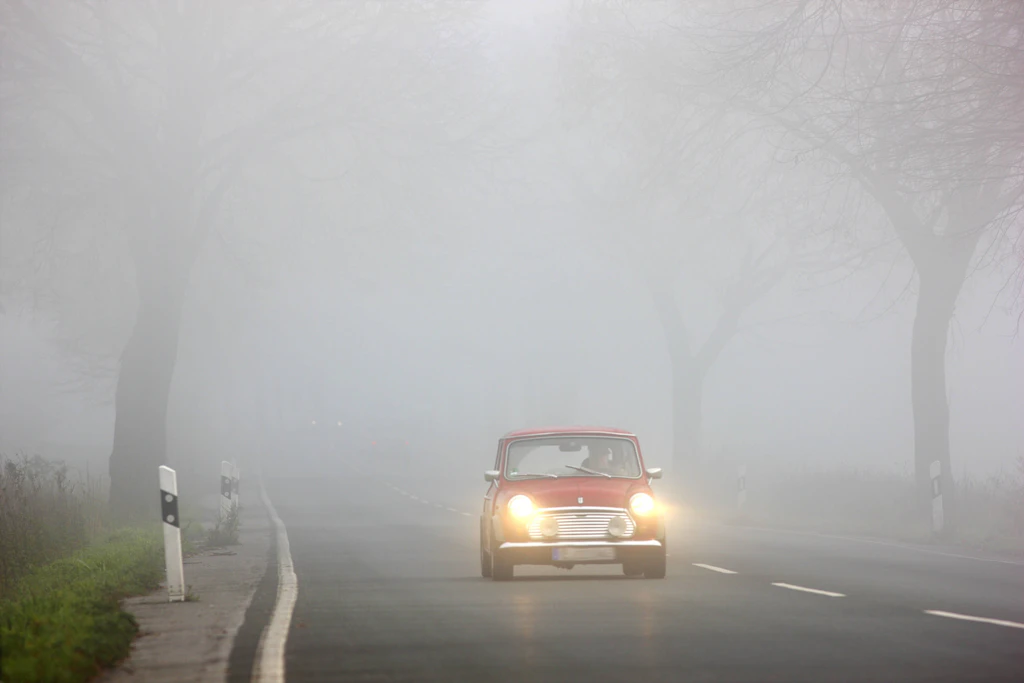 Dichter Nebel auf der Landstraße: Ab der Nacht zum Donnerstag rechnet der Deutsche Wetterdienst gebietsweise mit Sichtweiten unter 150 Metern. (Symbolbild)