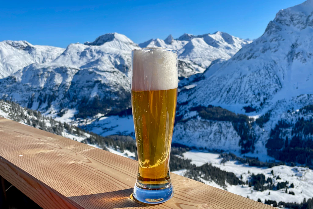 48 Jahre im Eis: Dieses Bier fiel aus einem Hubschrauber – jetzt wurde es getrunken