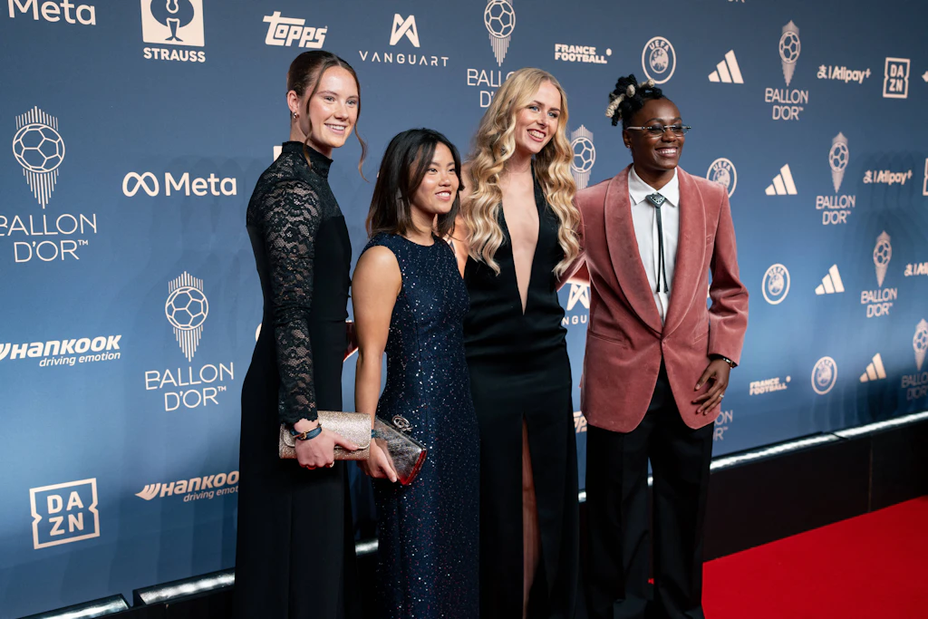 <strong>Top:</strong> Die Frauen des Chelsea Football Clubs lassen auf dem roten Teppich nichts zu wünschen übrig. Veerle Buurman, Manaka Matsukubo, Hannah Hampton und Melvine Malard überzeugen mit ganz unterschiedlichen Looks und zeigen: Was ihre männlichen Kollegen können, können sie schon lange. Besonders Hannah Hampton ist in ihrem schwarzen Kleid mit tiefem V-Ausschnitt ein Blickfang. Dazu trägt die Torhüterin ihre langen blonden Haare in Locken. Im vergangenen Jahr erhielt die 25-Jährige die begehrte Auszeichnung als beste Torhüterin. Teamkollegin Melvine Malard setzt dagegen auf einen Anzuglook: Sie überzeugt im altrosafarbenen Blazer mit weißem Hemd und schwarzer Schnurkrawatte.
