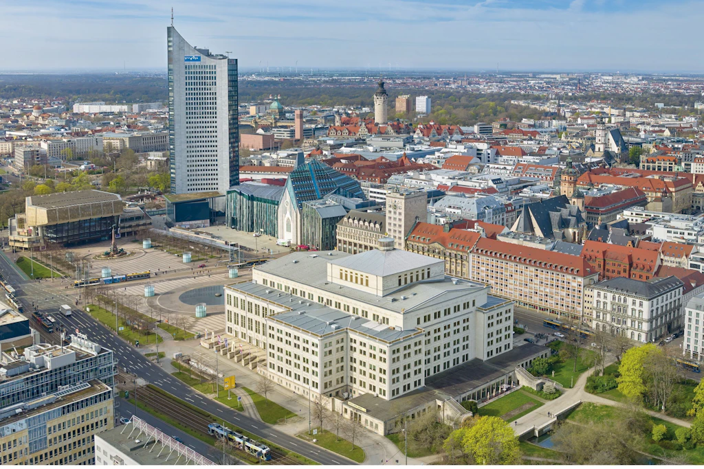 Luftbildkalender 2027: Das Titelbild zeigt den Augustusplatz in Leipzig aus der Vogelperspektive.