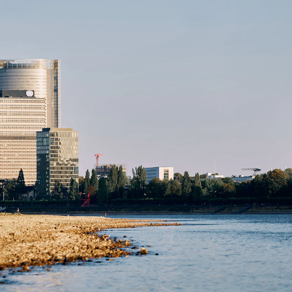 Blick auf den Post-Tower und das deutsche UN-Hauptquartier am Bonner Rheinufer: Metropolen mit einer Vielzahl an Staatsjobs sind häufig auch Hochburgen der Grünen.