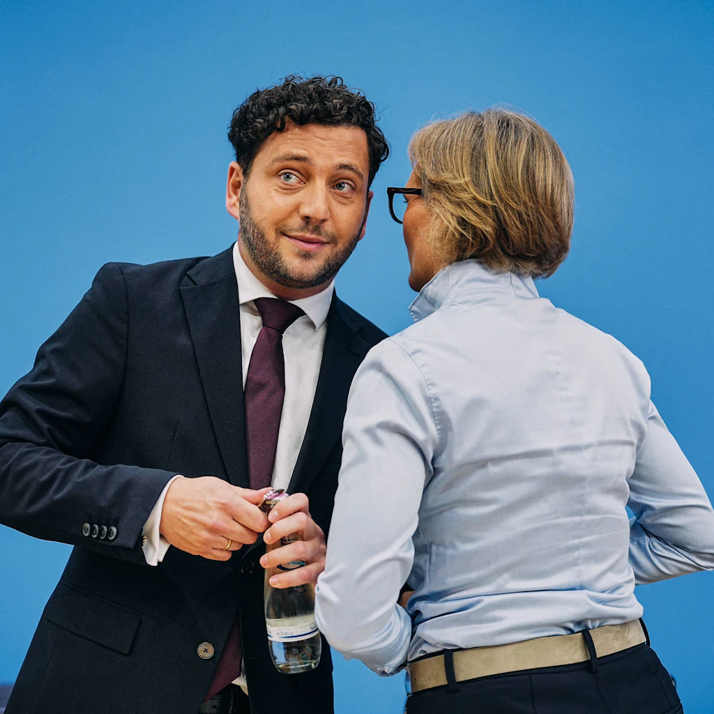 Er stammt aus Duisburg, sie aus Lörrach in Baden-Württemberg: Felix Banaszak und Franziska Brantner führen Bündnis 90/Die Grünen als Parteivorsitzende seit November 2024.