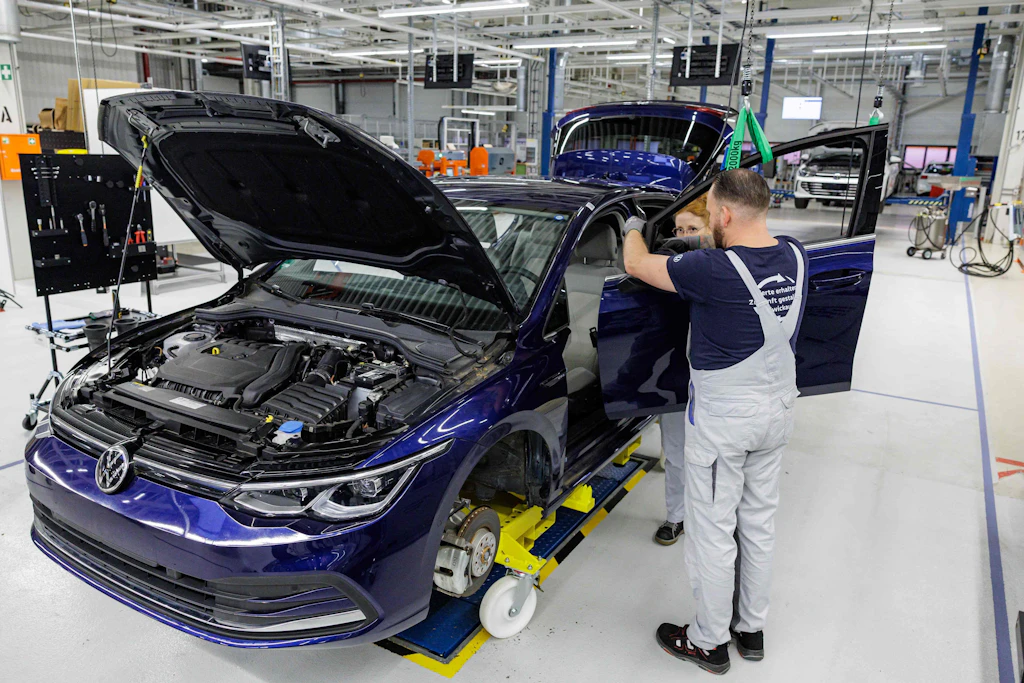 Außenspiegel mit Lebenserfahrung: VW in Zwickau startet erste Demontagelinie