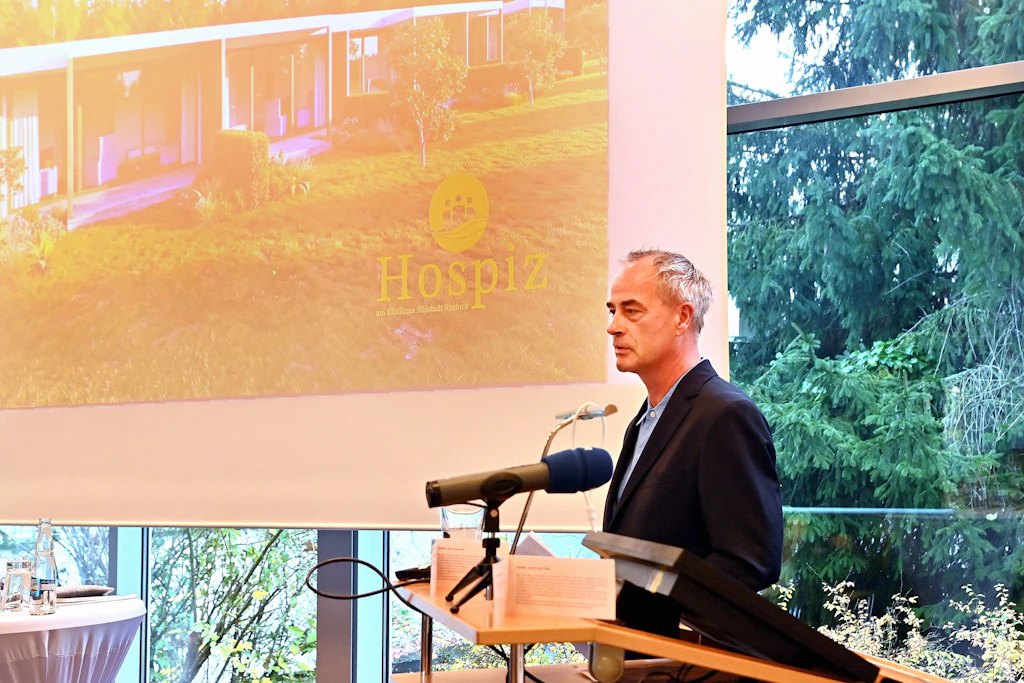 Der Rostocker Architekt Tilo Ries stellte erstmals das Konzept für den Neubau des Hospizes im Klinikum Rostock Südstadt vor.