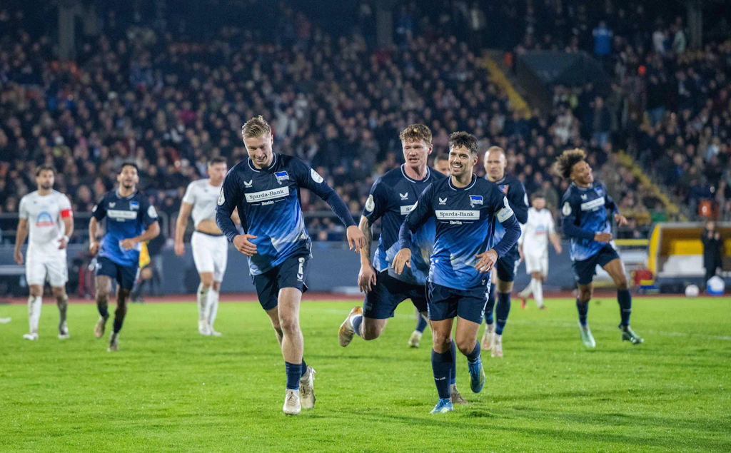 Hertha siegt weiter und zieht souverän ins Pokal-Achtelfinale ein