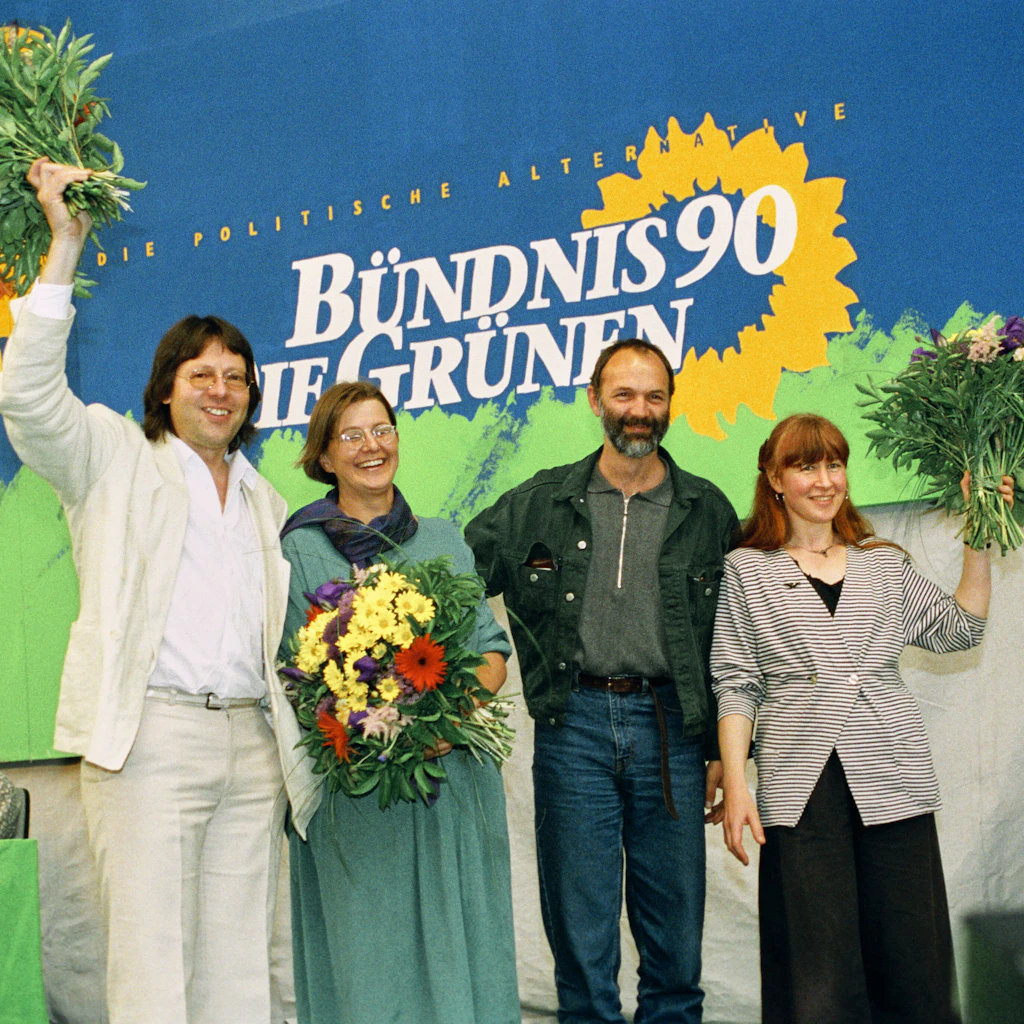 1993 schlossen sich die westdeutschen Grünen und das ostdeutsche Bündnis 90 zu einer gesamtdeutschen Partei zusammen.