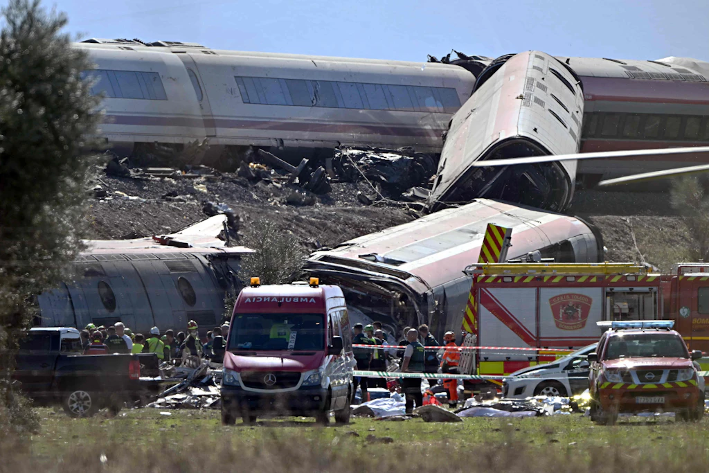 Mit Rettungsdecken bedeckte Todesopfer am Unfallort zwischen Urda und Los Yébenes in der Provinz Toledo am 28. Oktober 2026