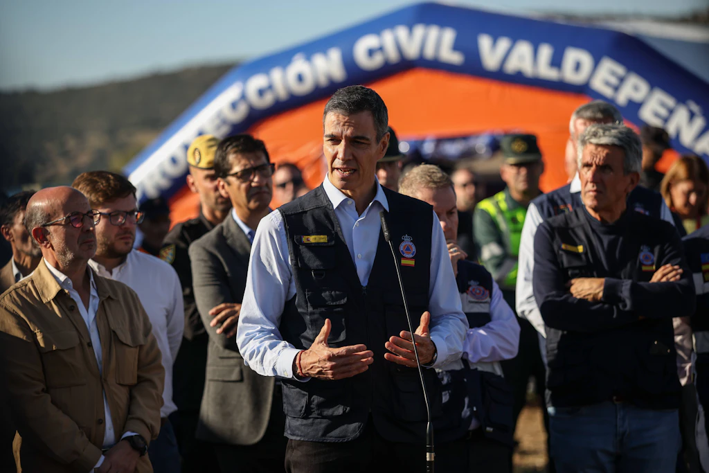 Spaniens Ministerpräsident Pedro Sánchez spricht am 28. Oktober 2026 am Einsatzleitstand bei Urda nach dem Zusammenstoß zweier Hochgeschwindigkeitszüge mit Journalisten.