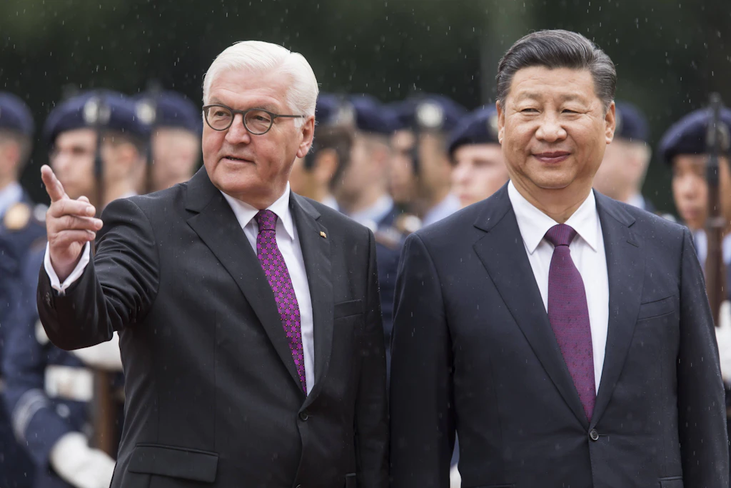 Steinmeier in Peking, Merz in Tokio: Deutschlands riskanter China-Spagat