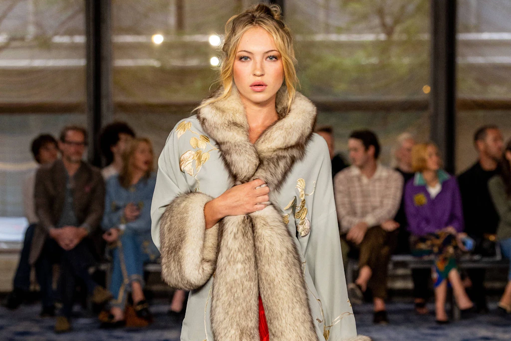 Model Lila Grace Moss präsentiert den opulenten, pelzbesetzten Opera Coat von Conner Ives auf der New York Fashion Week.