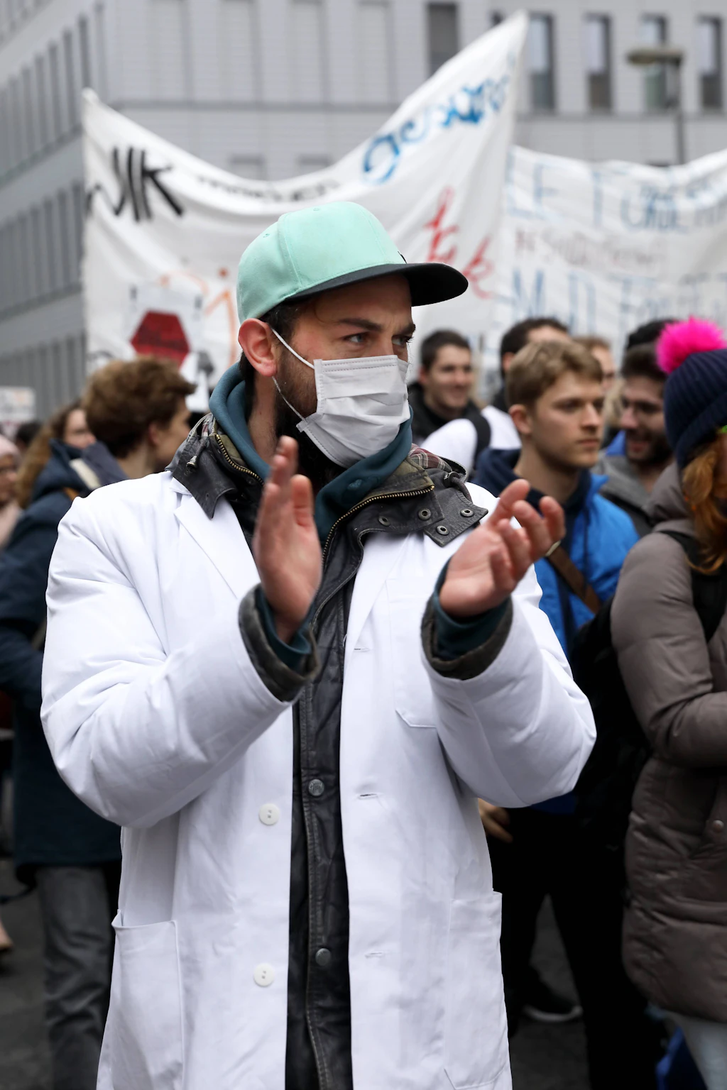 109 Millionen Euro weniger, Arbeit ohne Lohn: Medizinstudenten protestieren an der Charité