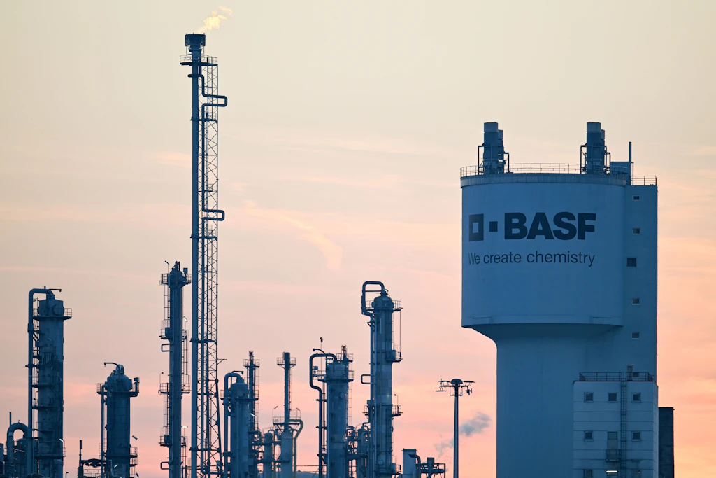 BASF steigert operativen Gewinn und baut Jobs ab: IGBCE geißelt „blinden Personalabbau“