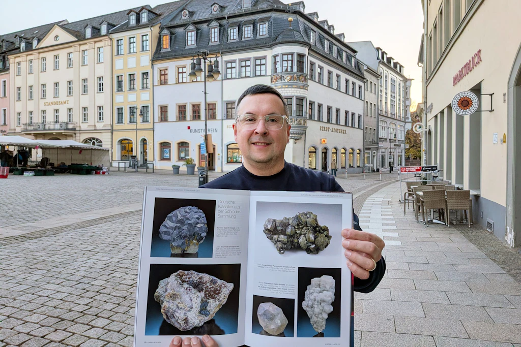 Mineralienbeitrag für Gera: Frank Hrauda präsentiert die frisch gedruckte Publikation zu Curt Schröders Sammlung.