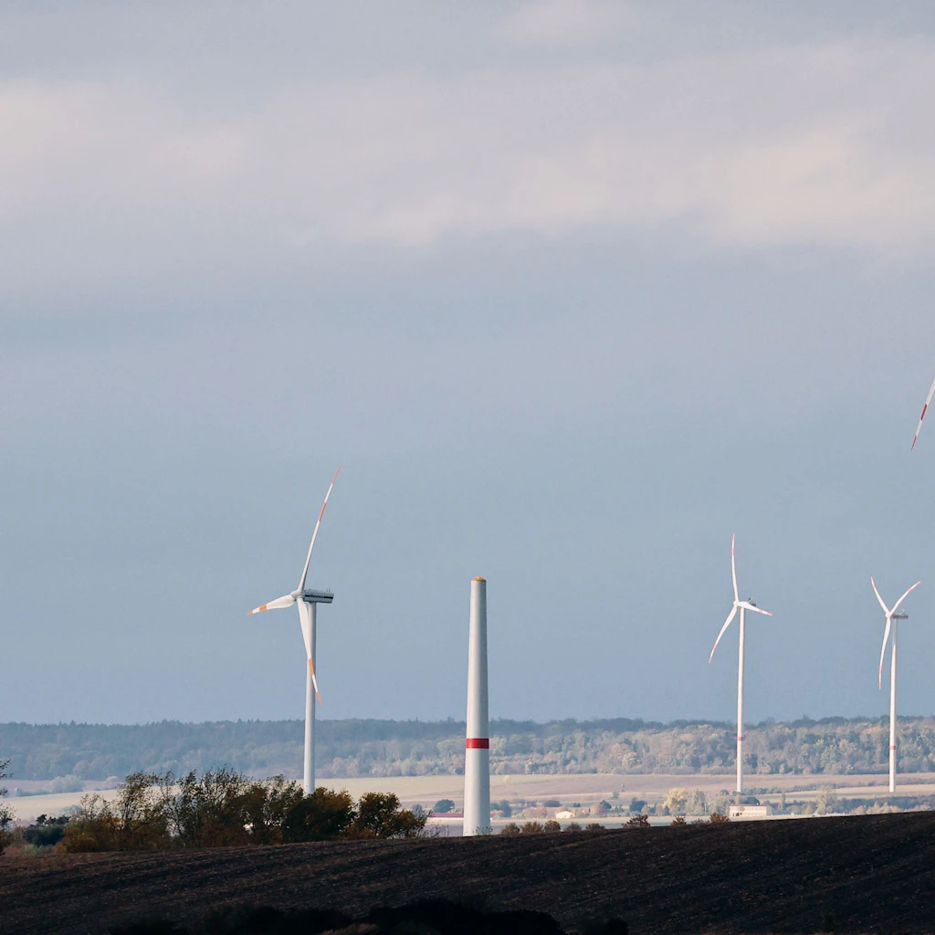 Das Aufstellen von Windrädern, wie hier im thüringischen Straußfurt, passiert häufig gegen den Willen der ostdeutschen Landbevölkerung.