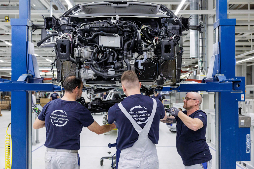 Die Mitarbeiter in der Demontage haben bis vor kurzem noch Autos montiert. Sie kennen jeden Handgriff.