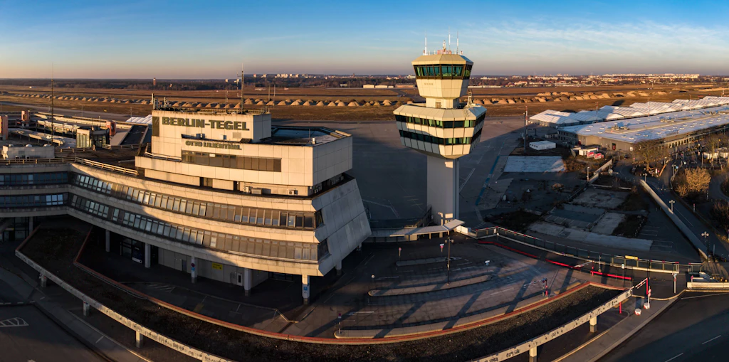 Wo früher Jets abhoben, gibt es jetzt Glühwein: Weihnachtsmarkt am Flughafen Tegel – Eintritt frei