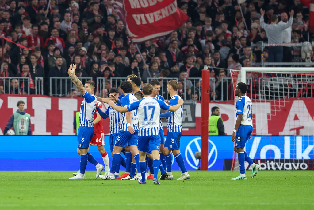 Die Magdeburger bejubeln das Tor zum 1:1 durch Mateusz Zukowski (l.).