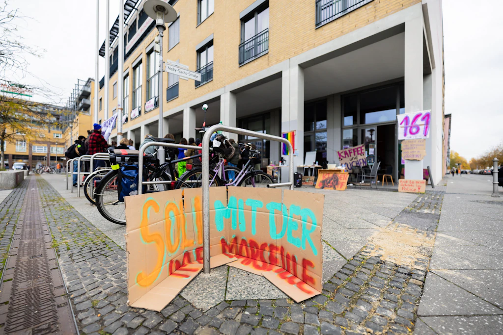 Der Haupteingang der Alice-Salomon-Hochschule in Berlin-Hellersdorf ist bei einem Protest blockiert, wobei ein Plakat Solidarität mit Marseille fordert.