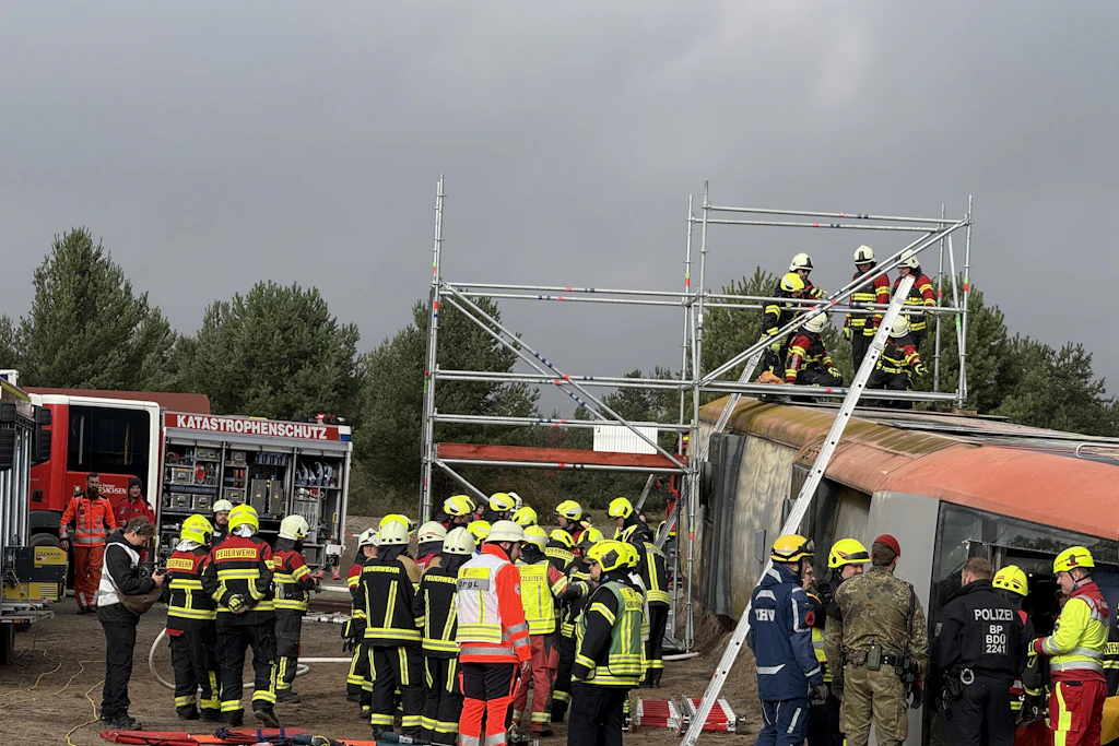 In dem Szenario war ein Personenzug auf einen mit Militärfahrzeugen beladenen Zug aufgefahren. Besondere Herausforderung für die Retter war der komplette Ausfall des Mobilfunknetzes.