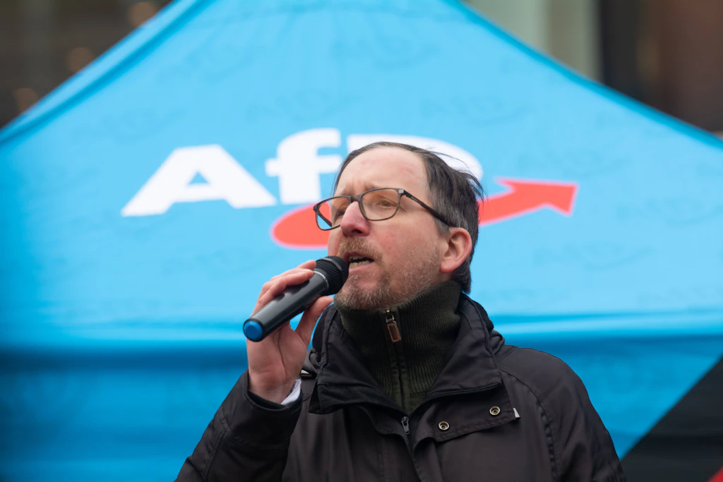 Der Düsseldorfer AfD-Politiker Marco Vogt (hier bei einer Demonstration im Februar 2025) bezeichnete Heinrich Heine als deutschen Patrioten.