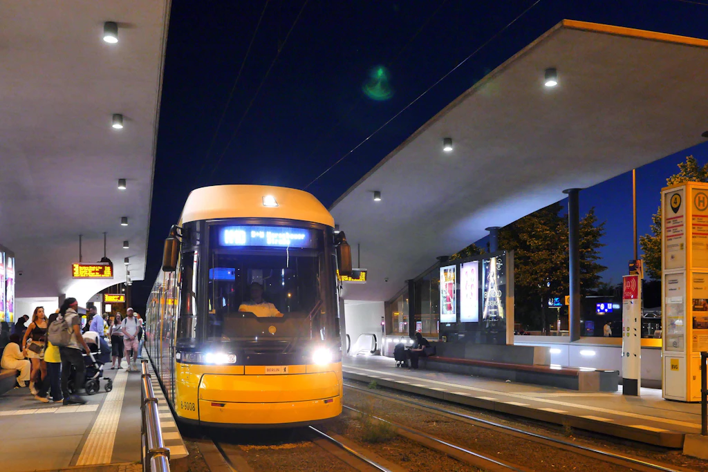 Haltestelle Hauptbahnhof: Eine Bahn der Linie M10 zum U- und S-Bahnhof Warschauer Straße hält unter dem futuristisch wirkenden Dach. 