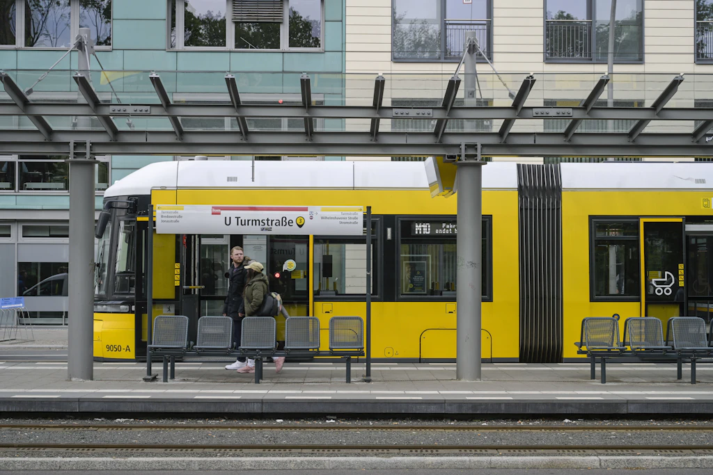 Die neue Endstation im Westen: Seit September 2023 fährt die M10 zum U-Bahnhof Turmstraße. Eine weitere Verlängerung, zum Bahnhof Jungfernheide, ist in Planung.