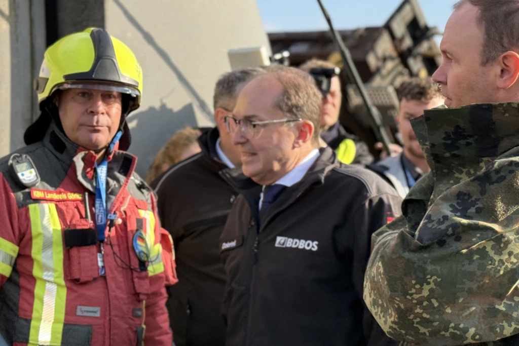 Bundesinnenminister Alexander Dobrindt (CSU) lässt sich von Einsatzleiter Björn Mierisch (l.) den Ablauf der Rettungsarbeiten erklären.