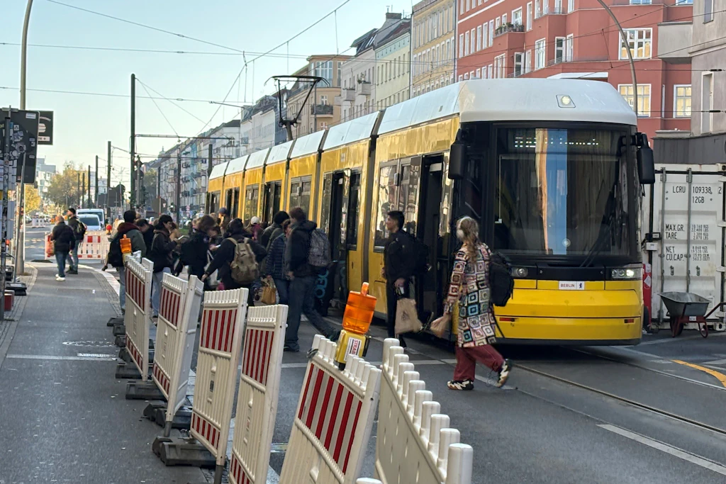 Stark genutzte Linie: Eine Straßenbahn der Linie M10 nach Moabit nimmt in der Danziger Straße in Prenzlauer Berg Fahrgäste auf.