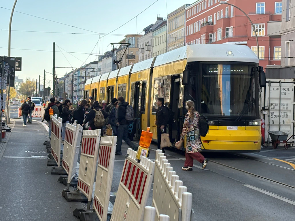Berlins langsamste Tram M10: Erst wird sie schneller, dann sieben Wochen gesperrt