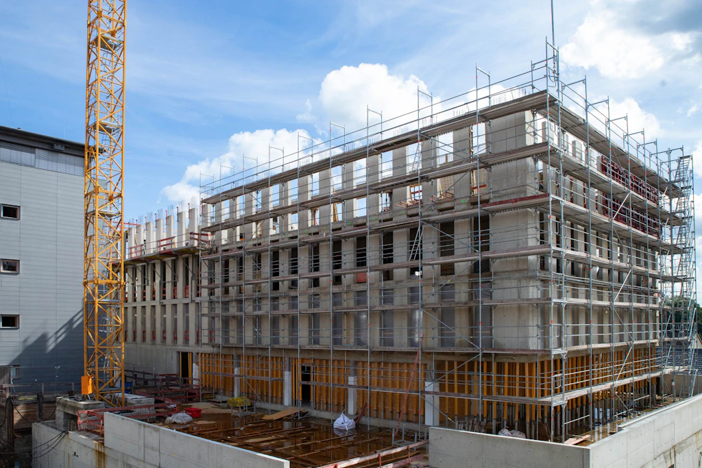 Richtfest in Mittweida: Der Rohbau der neuen Hochschulbibliothek steht, bis Ende 2028 soll das Gebäude fertig sein.