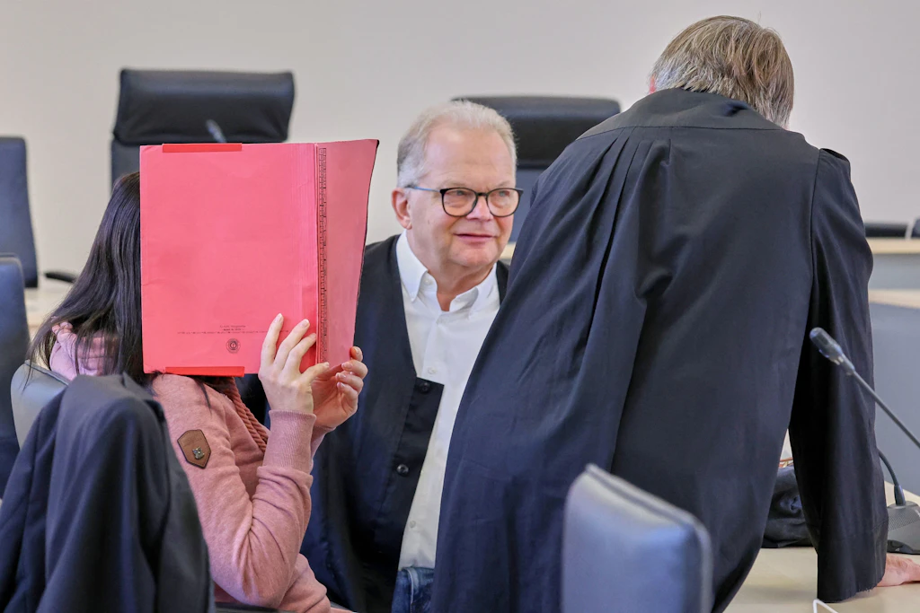 Die Angeklagte Gina H. (l.) im Mordprozess im Fall Fabian im Saal des Landgerichts Rostock neben ihren Anwälten Thomas Löcker (m.) und Andreas Ohm.