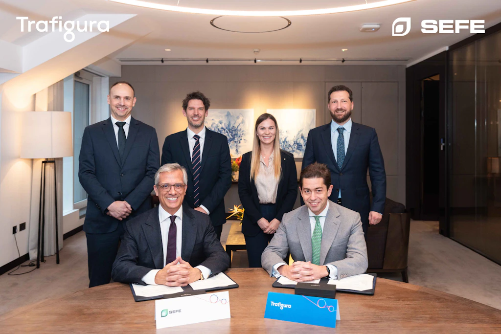 Vertreter von Sefe und Trafigura bei der Unterzeichnung des neuen Gasliefervertrags. Sitzend: Frédéric Barnaud (Sefe, l.) und Richard Holtum (Trafigura).