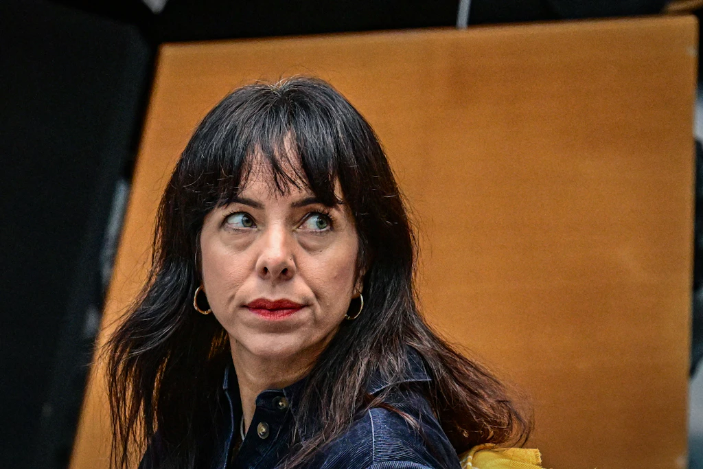Elif Eralp (Die Linke) bei der konstituierenden Sitzung des Berliner Abgeordnetenhauses am Donnerstag. Ein Spiegel-Bericht über die Politikerin sorgt für Diskussionen.