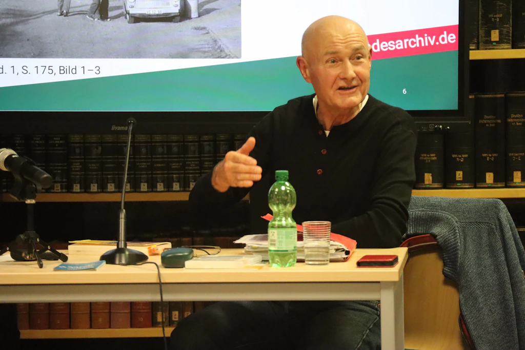 Im gut besuchten Lesesaal der Geraer Bibliothek erzählte Lothar Rochau seine Lebensgeschichte.