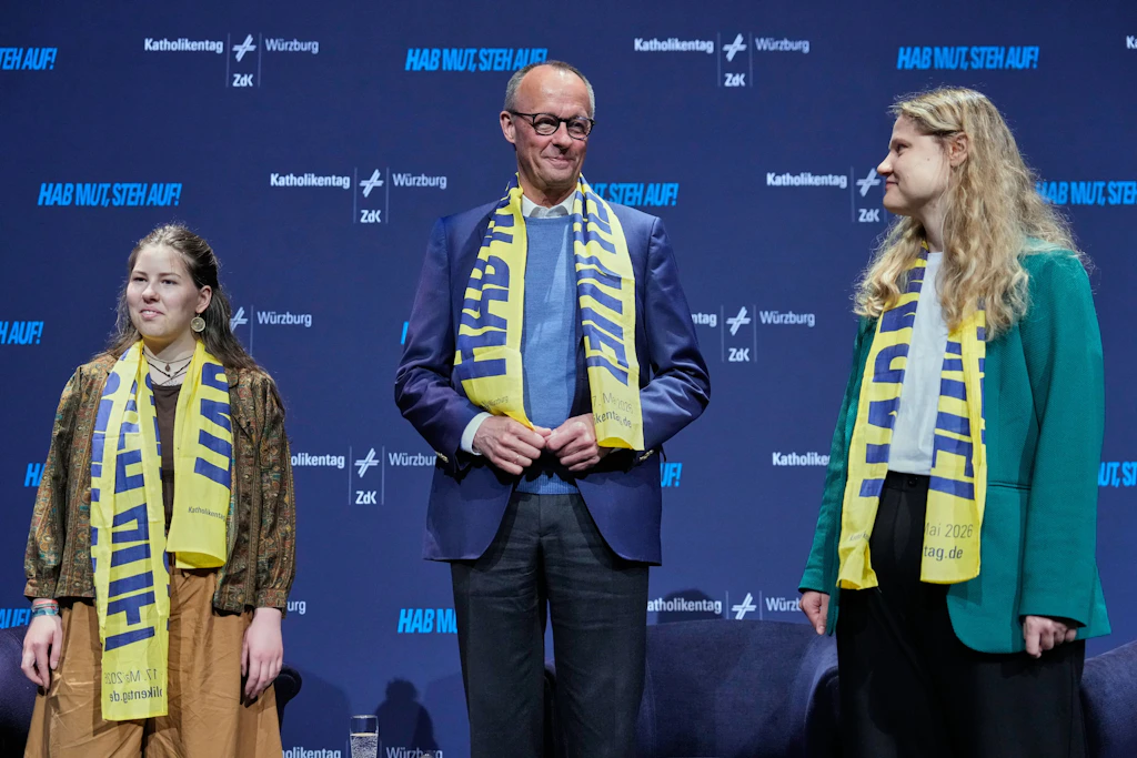 Amy Kirchhoff (l), Generalsekretärin der Bundesschülerkonferenz, beim Deutschen Katholikentag mit Bundeskanzler Friedrich Merz