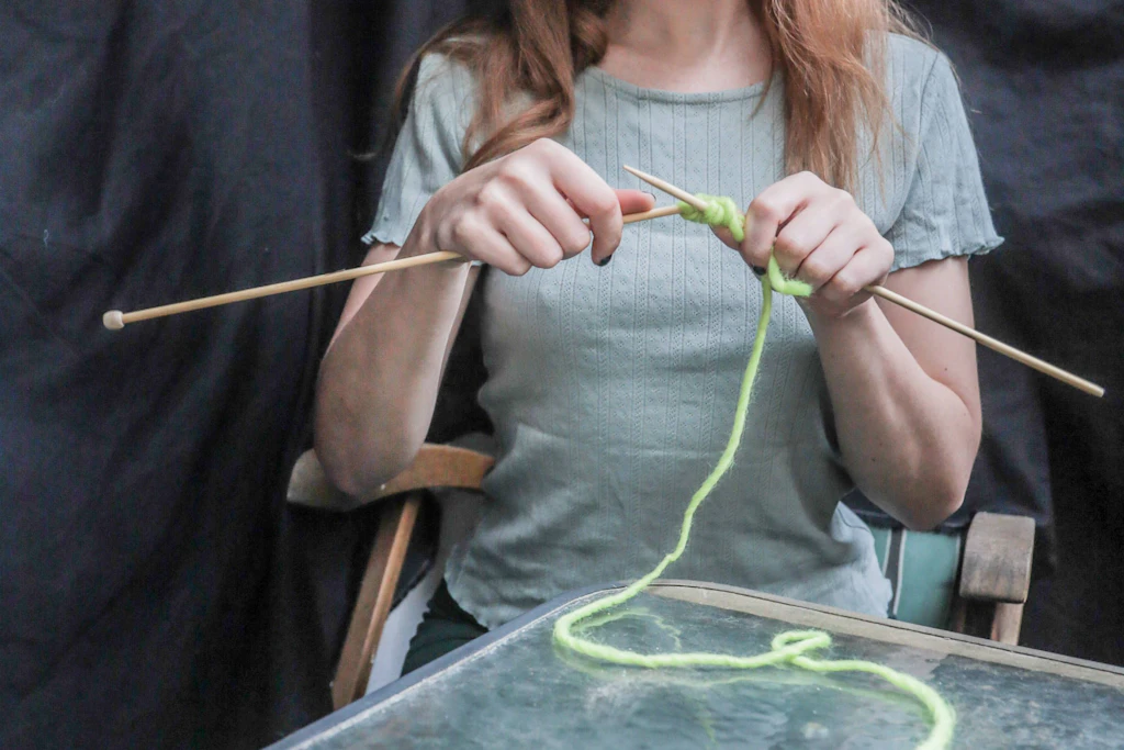 Handarbeiten: Beim Filmabend im Malzhaus darf gestrickt, gehäkelt oder anderweitig gehandarbeitet werden (Symbolbild).