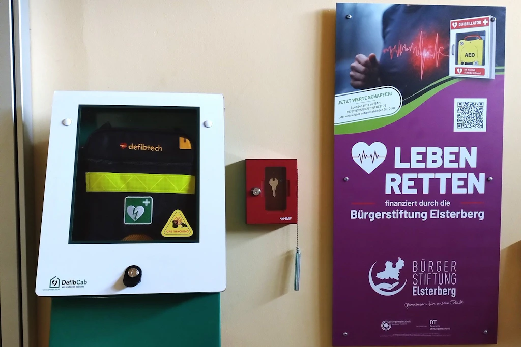 Ein Defibrillator kann Leben retten.