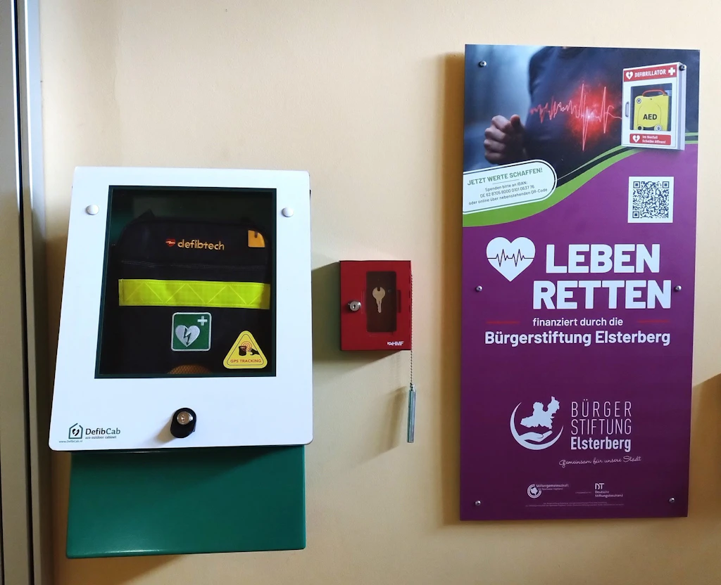 Defibrillator: Im Rathaus Elsterberg hängt jetzt ein Notfallgerät