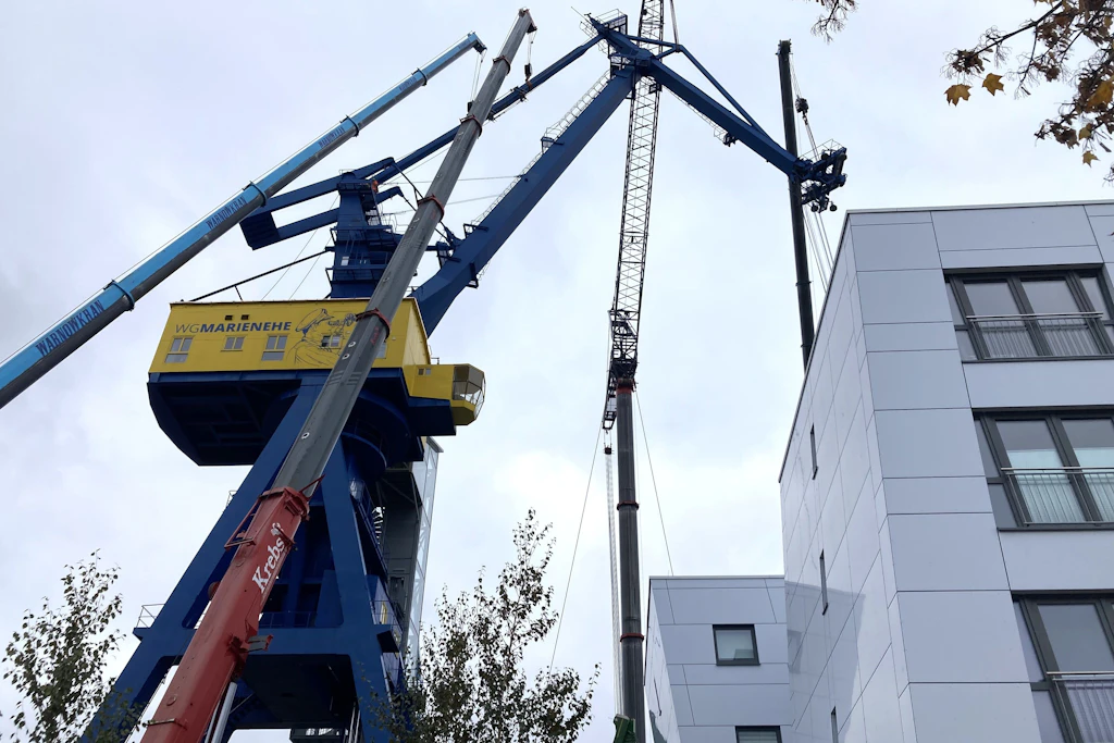 Die Strebe des Hellingkrans in Rostock, die einen Riss hat, wird mittlerweile durch zwei Kräne gesichert, ebenso der Ausleger.