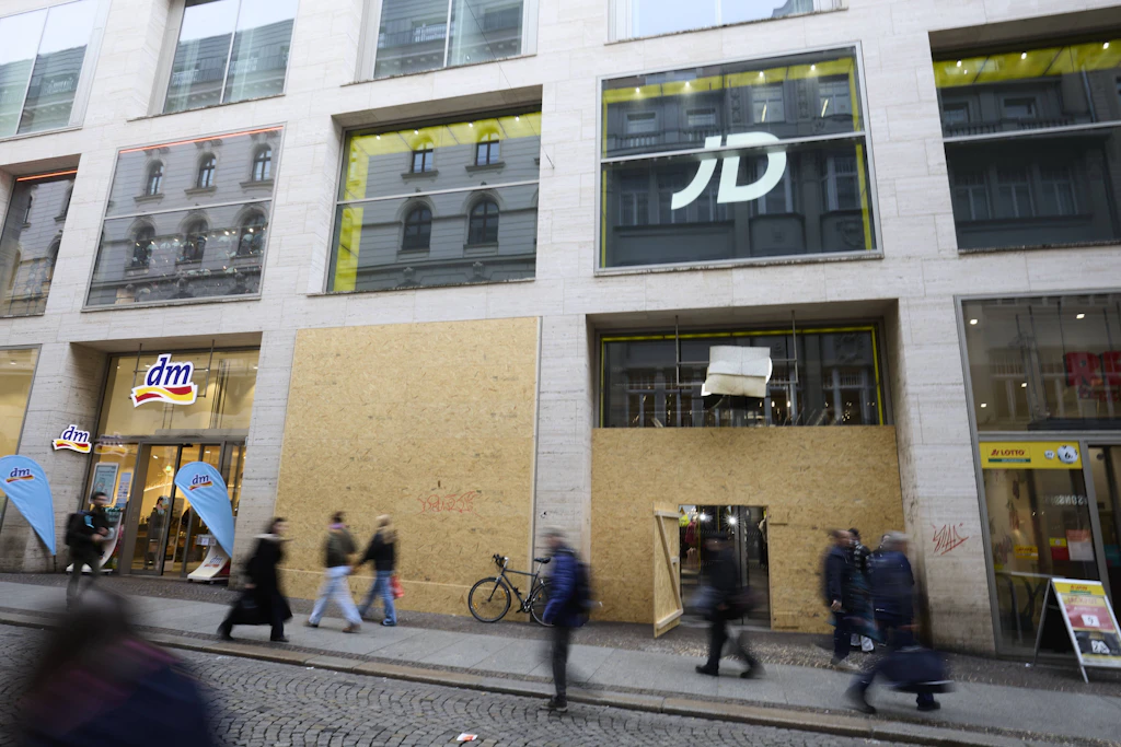 Am Vortag der bundesweiten Proteste der Initiative „Gen Z regelt“ sichern Geschäfte in der Leipziger Innenstadt ihre Schaufenster mit Holzplatten.