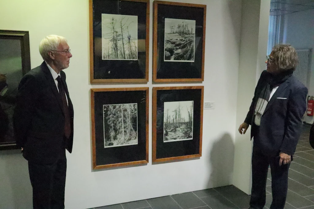 Die Kuratoren werfen einen differenzierten Blick auf die Kulturregion und sparen auch dukle Seiten wie das Waldsterben der 80-er Jahre nicht aus.