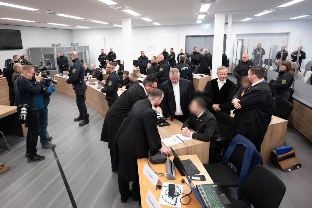 Verhandlung des Oberlandesgerichts Dresden am 23. Januar 2026: Drei Verdächtige der mutmaßlichen Terrorvereinigung "Sächsische Separatisten" werden nun aus der Untersuchungshaft entlassen.