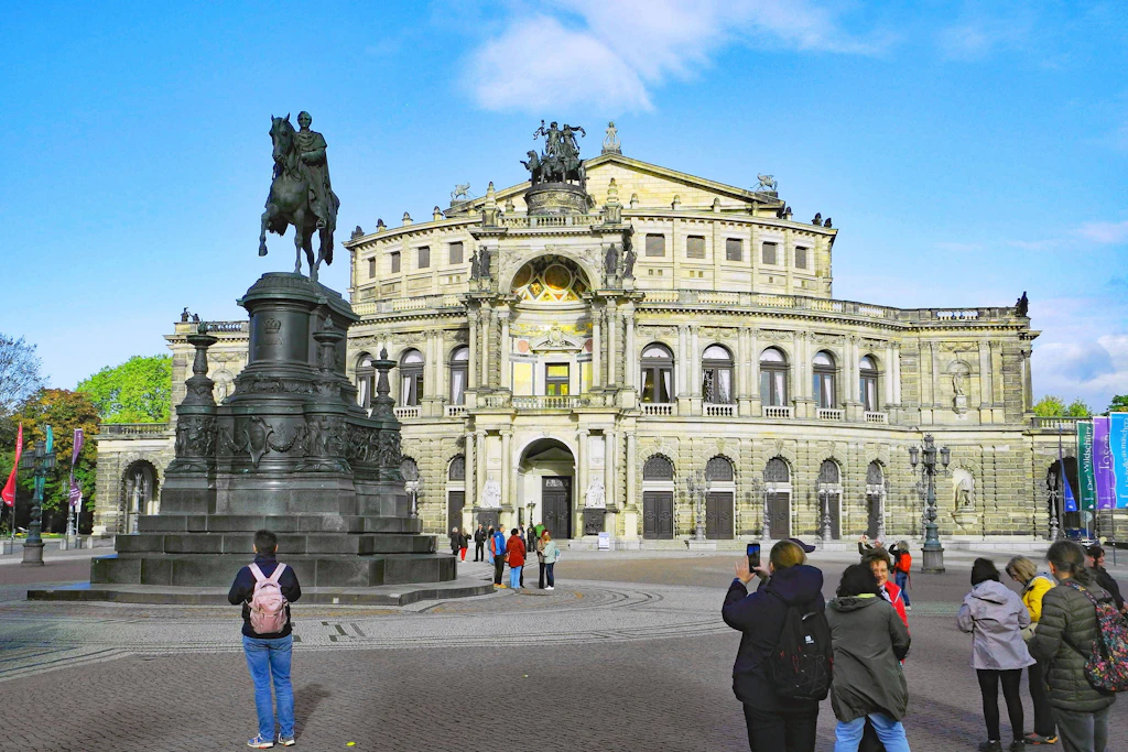 Rückkehr an die Semperoper: Das Dresdner Opernhaus nimmt Puccinis „La bohème“ am 5. Dezember wieder in den Spielplan auf.